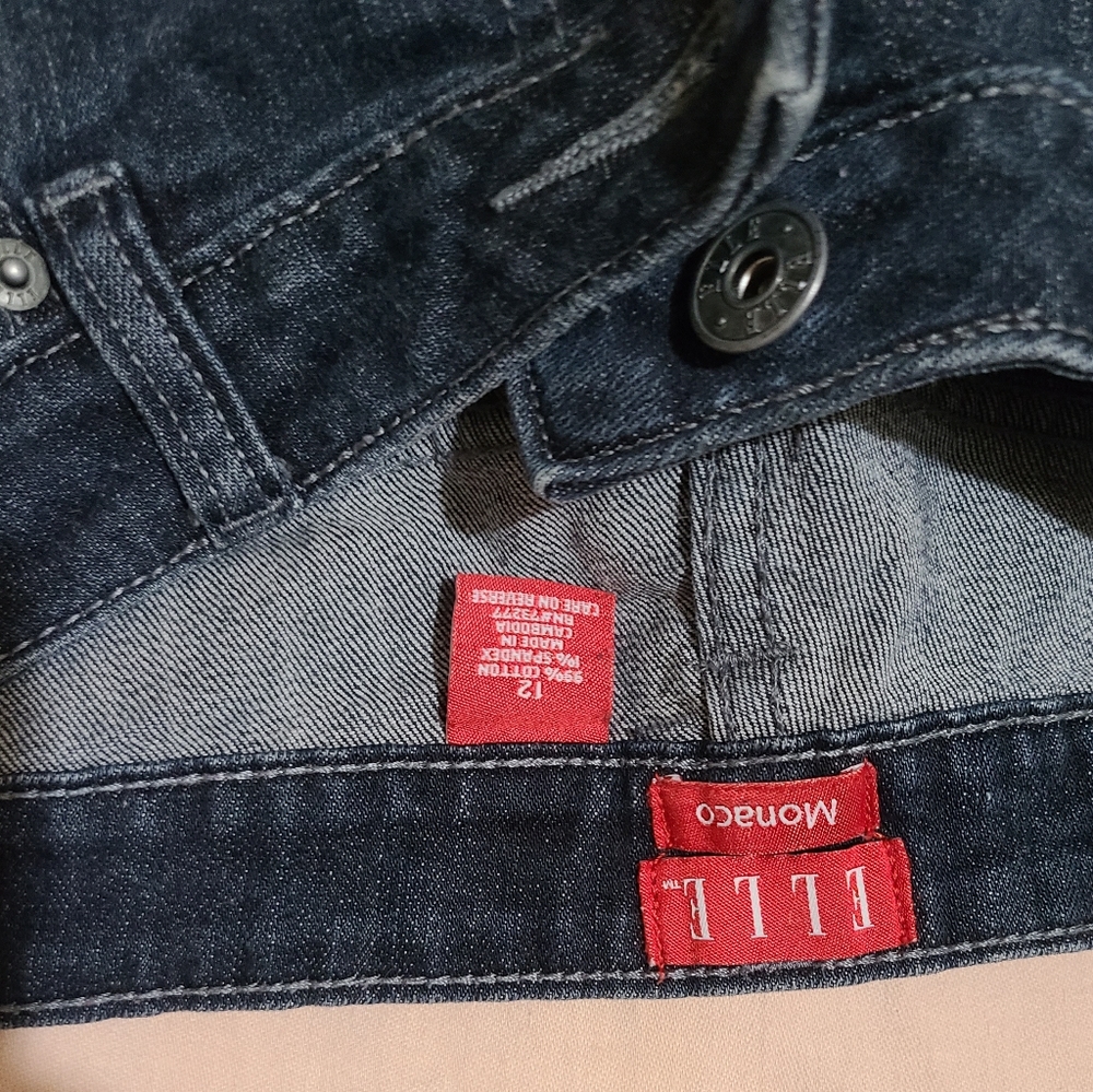 Elle Monaco sz12